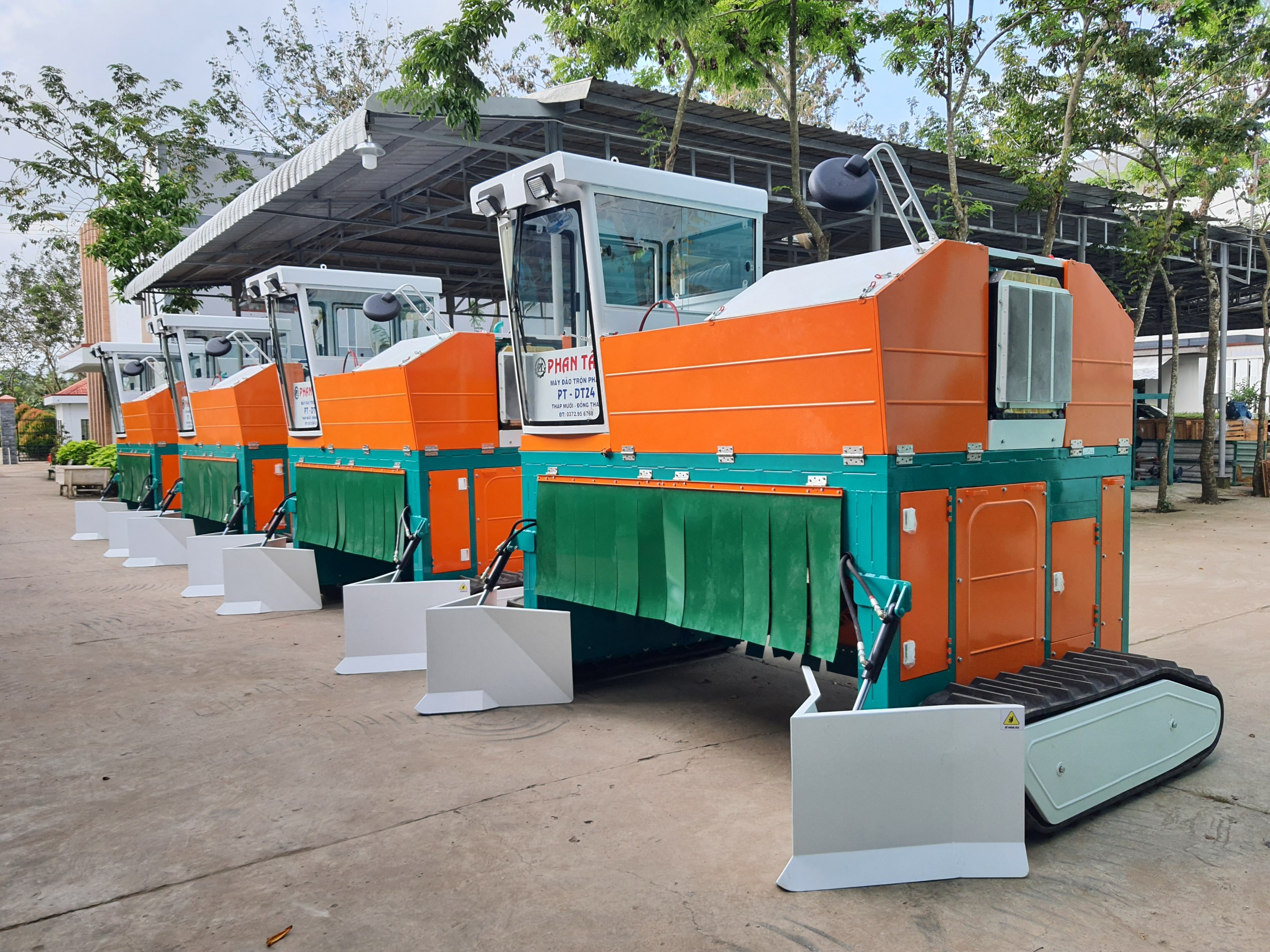 Máy đảo trộn phân hữu cơ Phan Tấn
