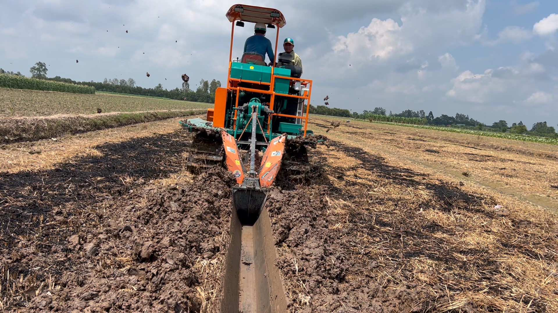 Dàn đào đường nước Phan Tấn lắp trên máy kéo bánh xích Phan Tấn