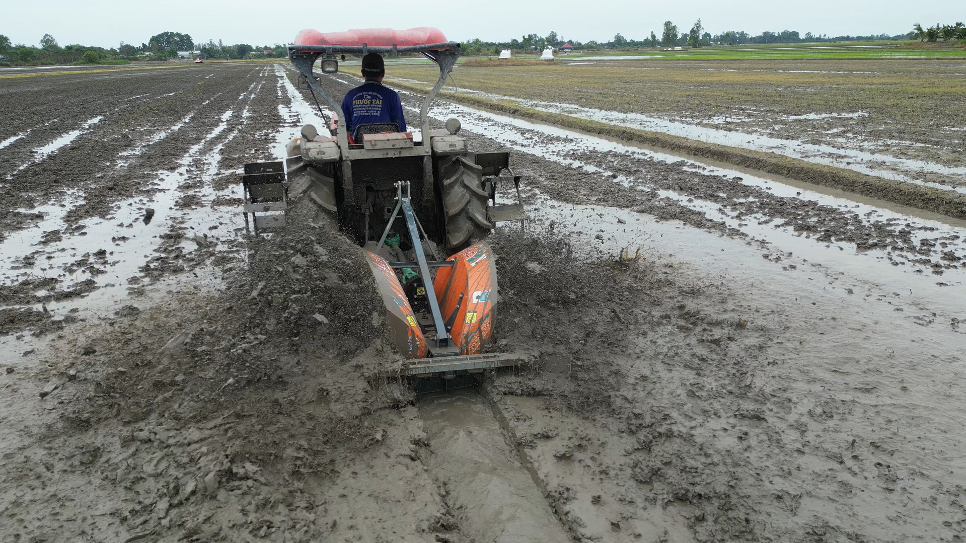 Dàn đào đường nước Phan Tấn lắp trên máy kéo kubota