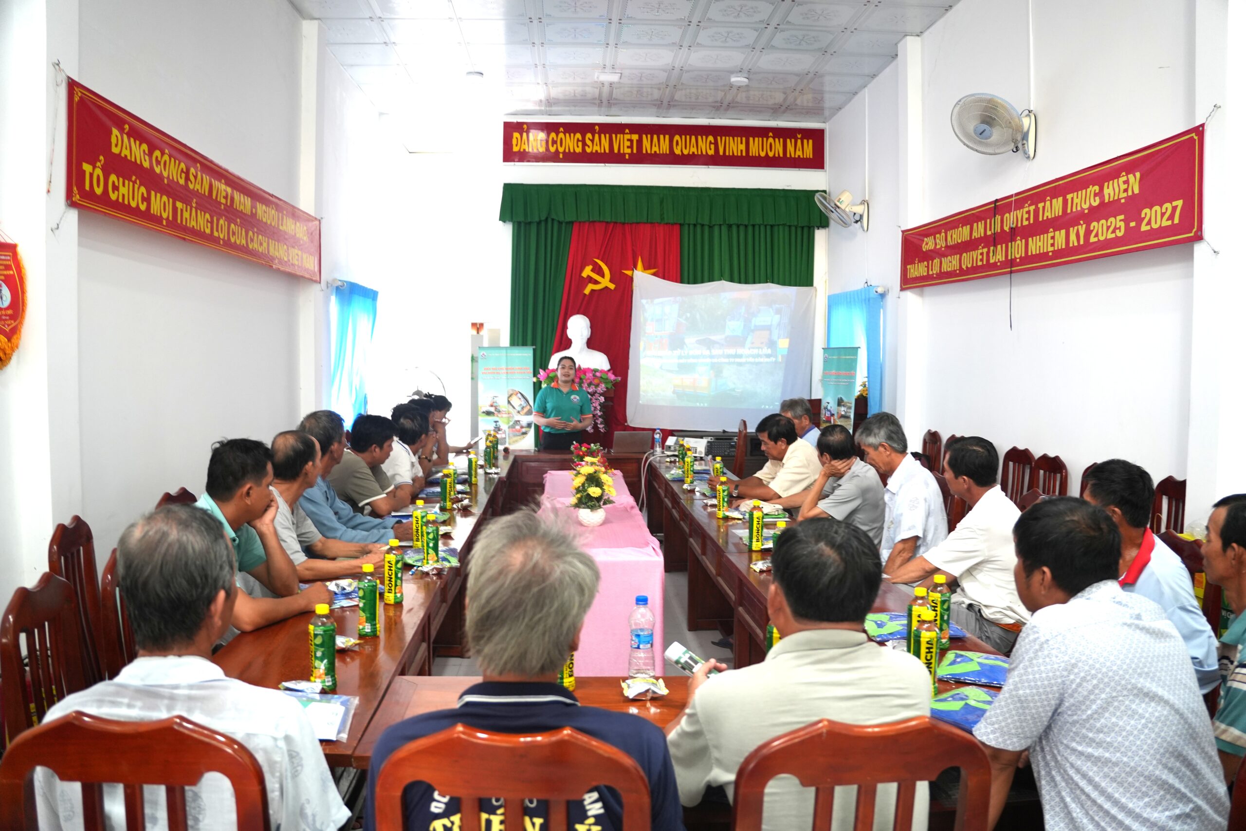 Đại diện công ty giới thiệu 1 số giải pháp cơ giới hóa nông nghiệp Phan Tấn