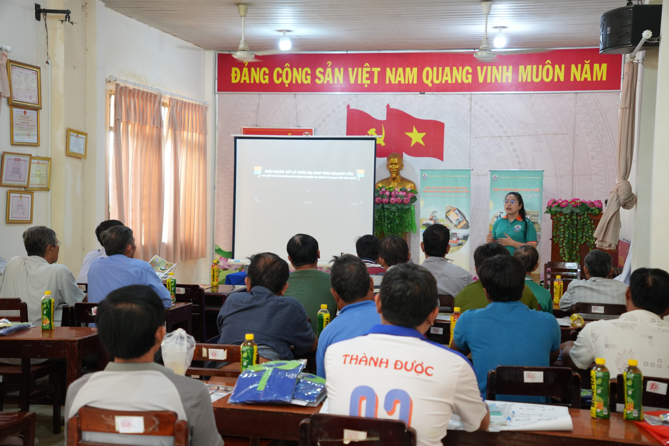 Phan Tấn đồng hành cùng nông dân trong chương trình tập huấn khuyến nông, chia sẻ kinh nghiệm cơ giới hóa nông nghiệp và phát triển bền vững.