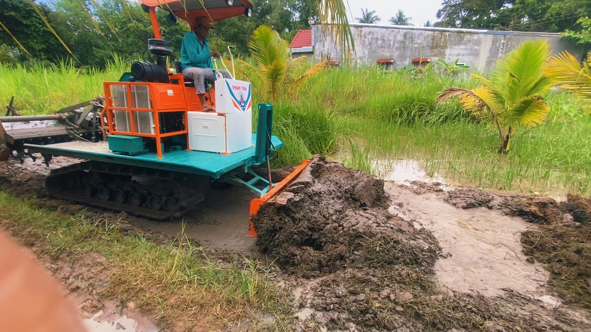 Ảnh 1 - Dàn ủi đất Phan Tấn