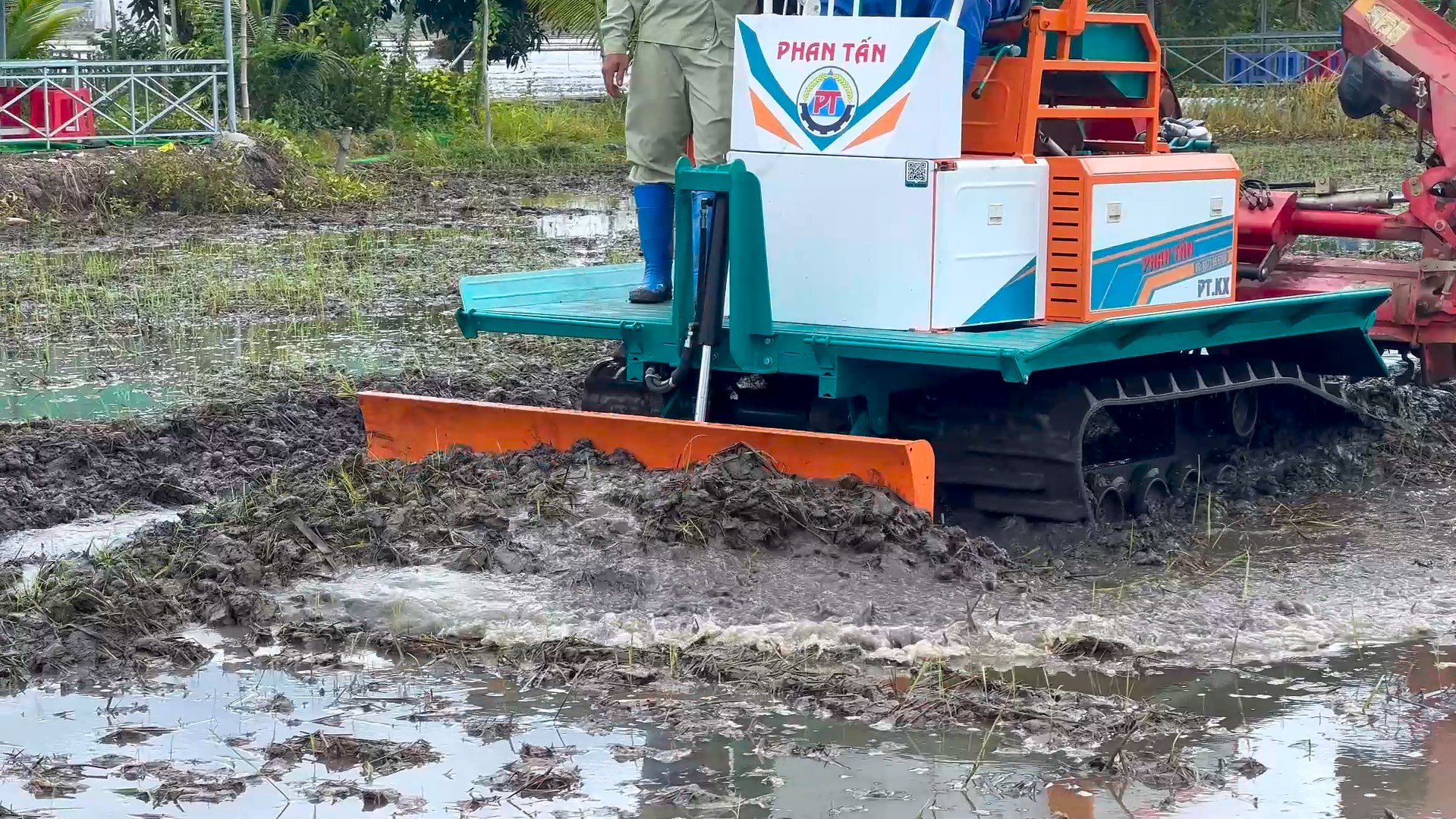 Ảnh 3 - Máy kéo bánh xích gắn dàn ủi
