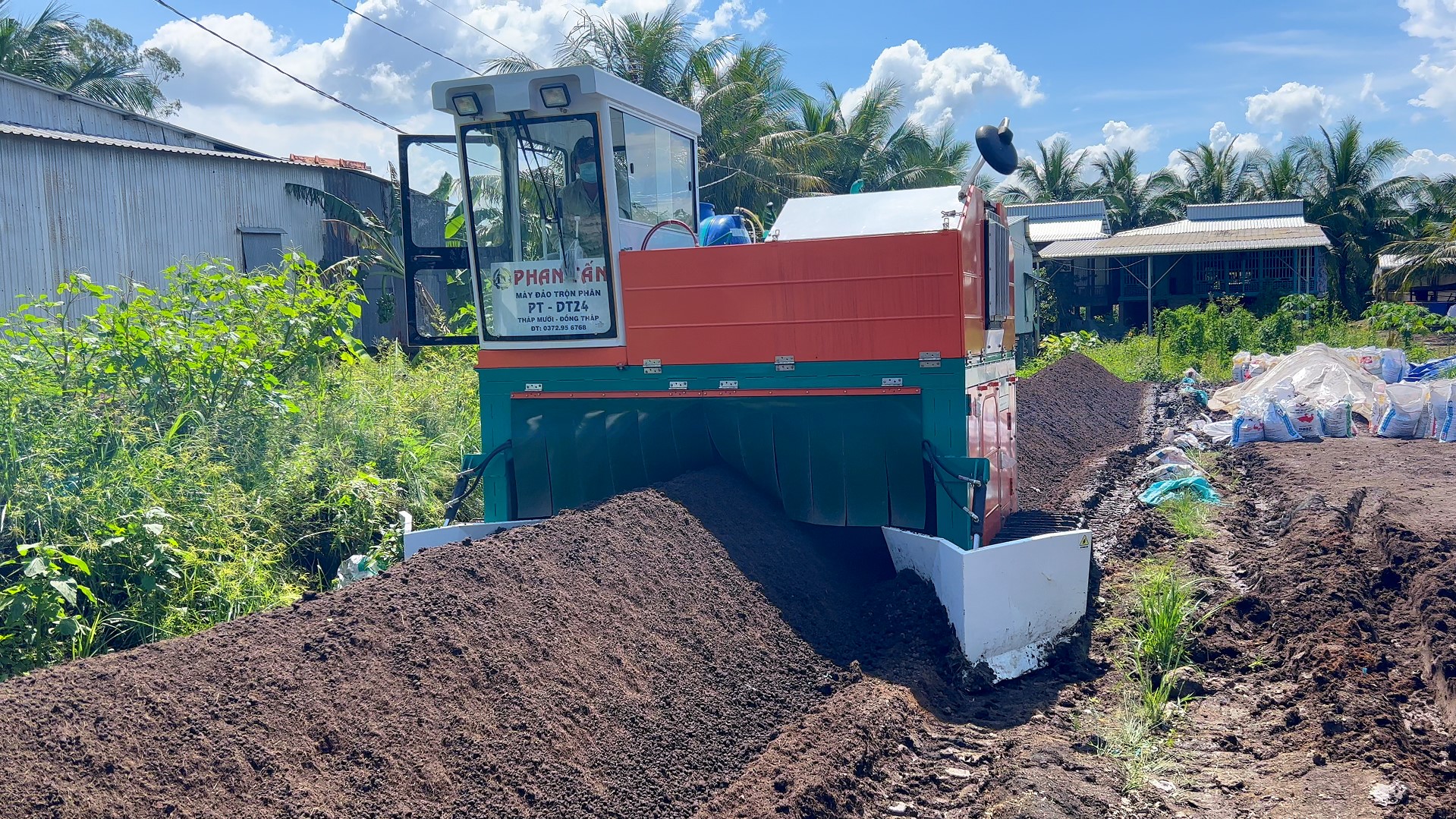 Phun men tự động từ thùng chứa