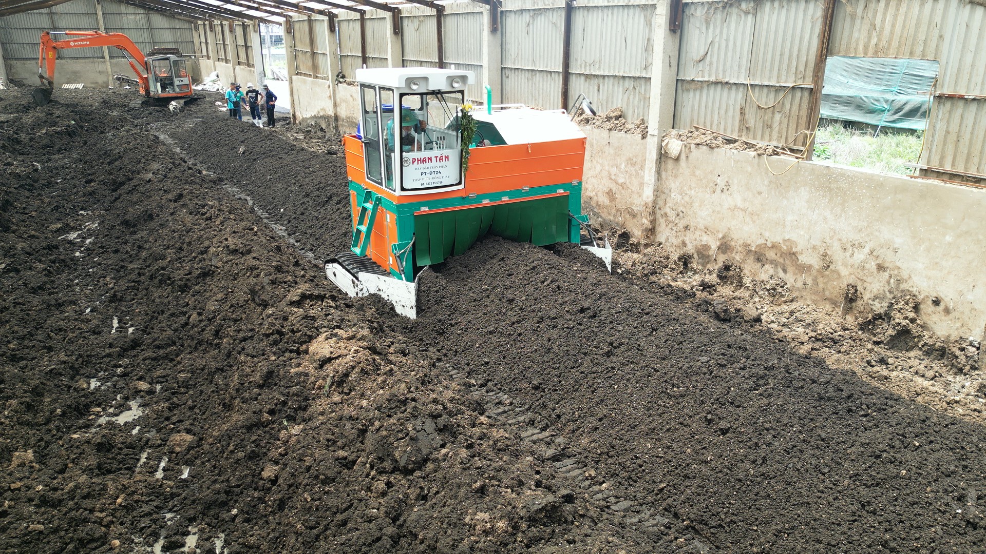 máy đảo trộn phân hữu cơ ứng dụng trộn phân gà tại trang trại chăn nuôi