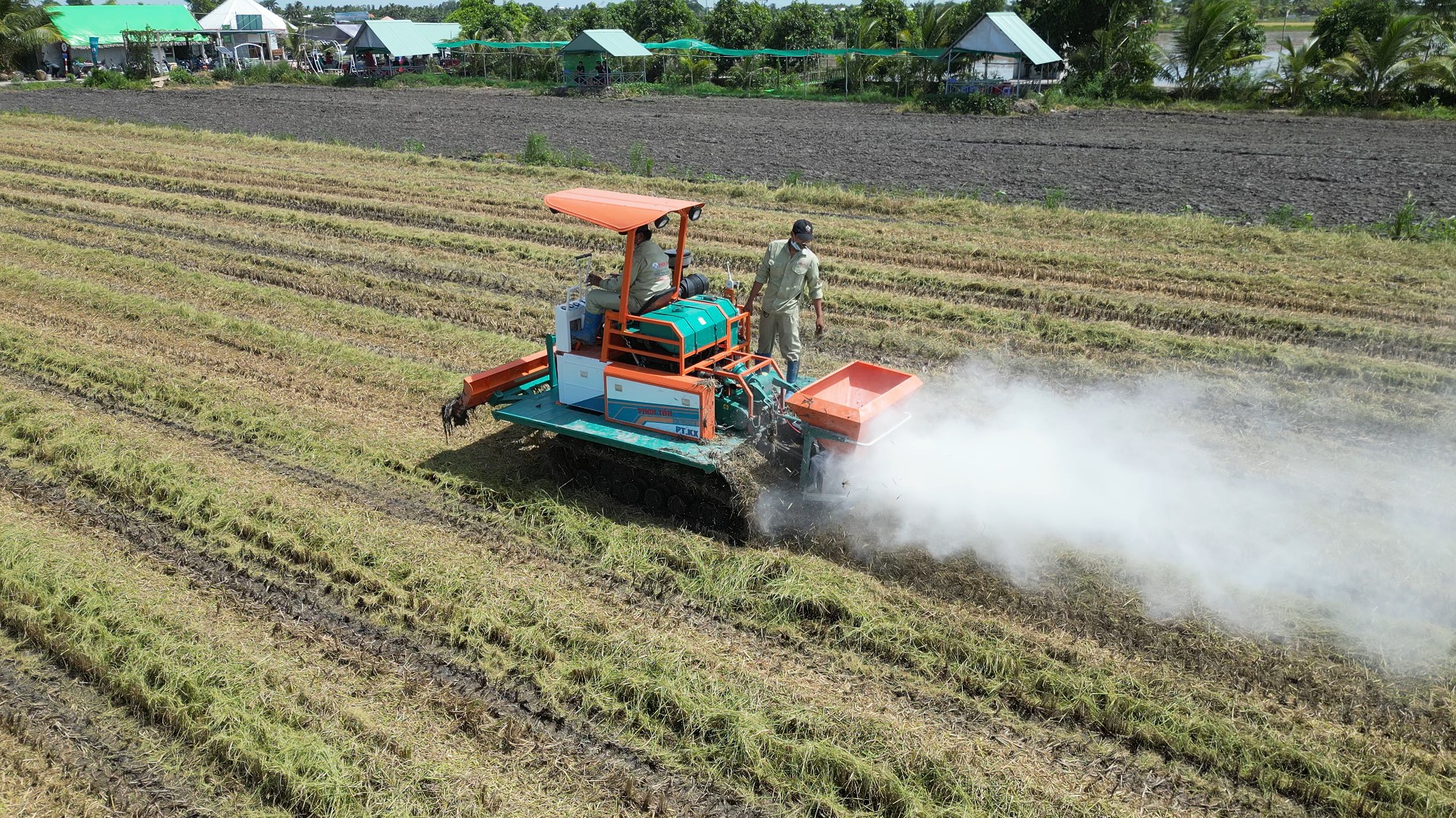 Thùng Rải Phân Phan Tấn lắp trên máy kéo bánh xích phan tấn