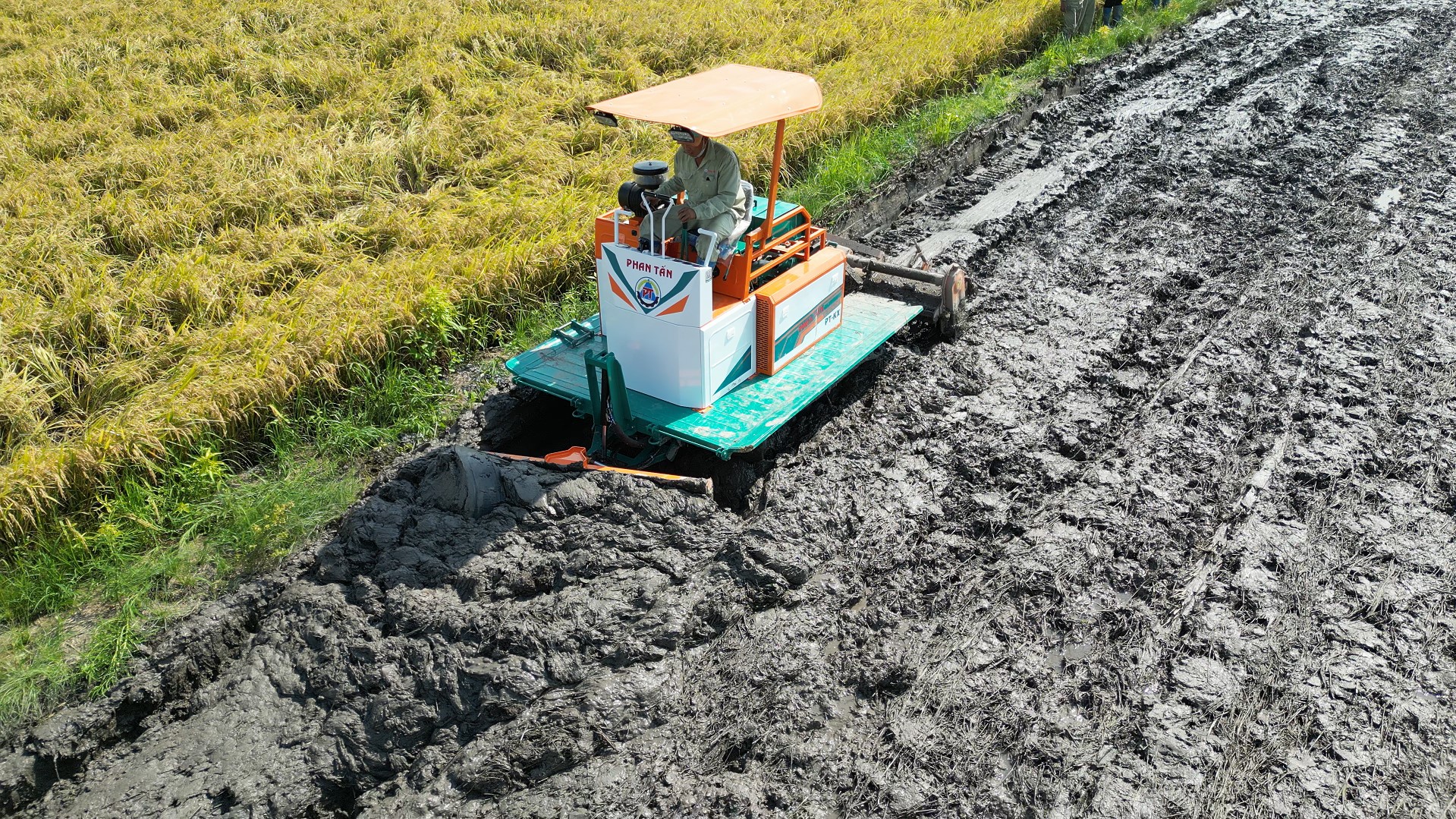 Dàn ủi đất 3 ty Phan Tấn lắp trên máy kéo bánh xích Phan Tấn