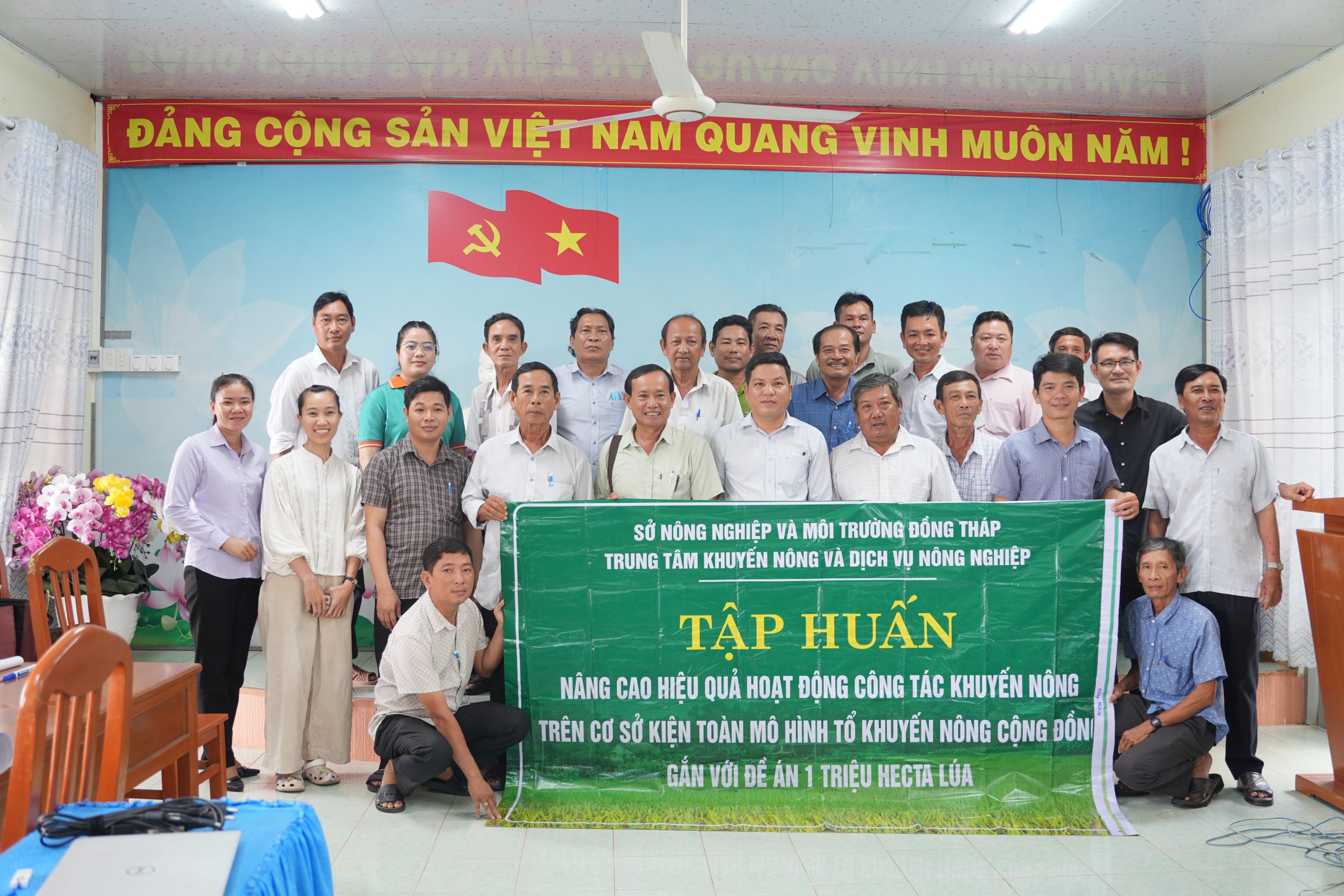 Phan Tấn giới thiệu công nghệ xử lý rơm rạ sau thu hoạch trong buổi thảo luận cùng bà con nông dân