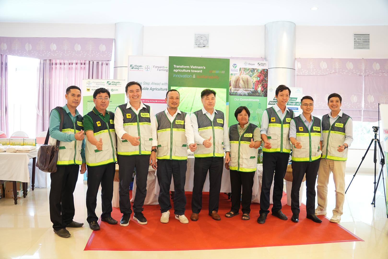 nhóm liên kết doanh nghiệp thnahf công nhờ sử dụng máy kéo bánh xích Phan Tấn