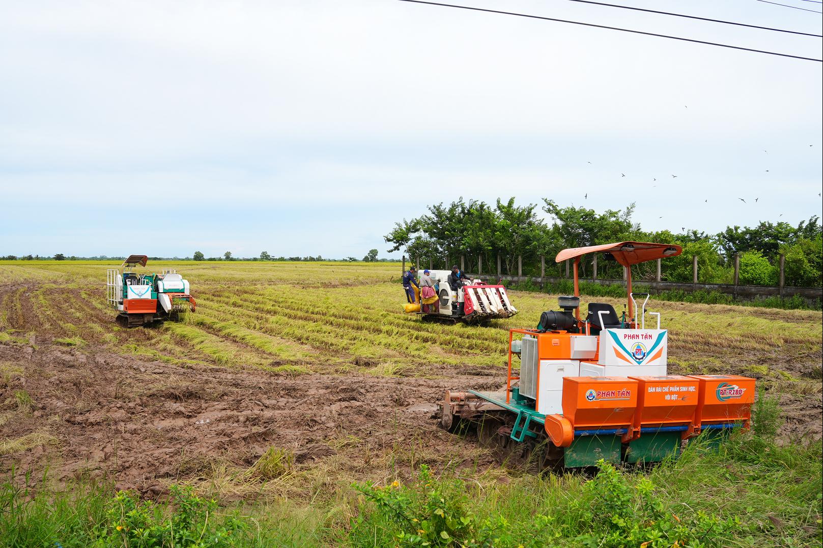 trình diễn máy cuốn rơm tại sóc trăng