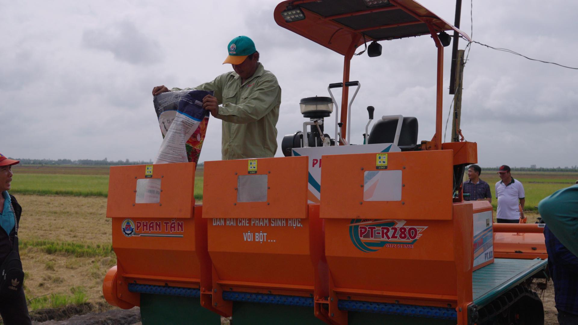 trình diễn máy rải chế phẩm sinh học vùi rơm rạ liên hợp, cho nguyên liệu dạng hạt kết hợp với men vi sinh tại tam nông, máy kéo bánh xích,