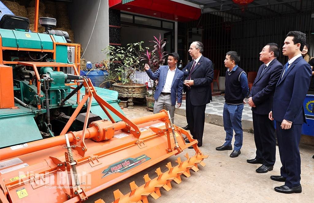 đại sứ quán cuba thăm mô hình sản xuất cơ giới hoá bằng máy kéo bánh xích Phan Tấn