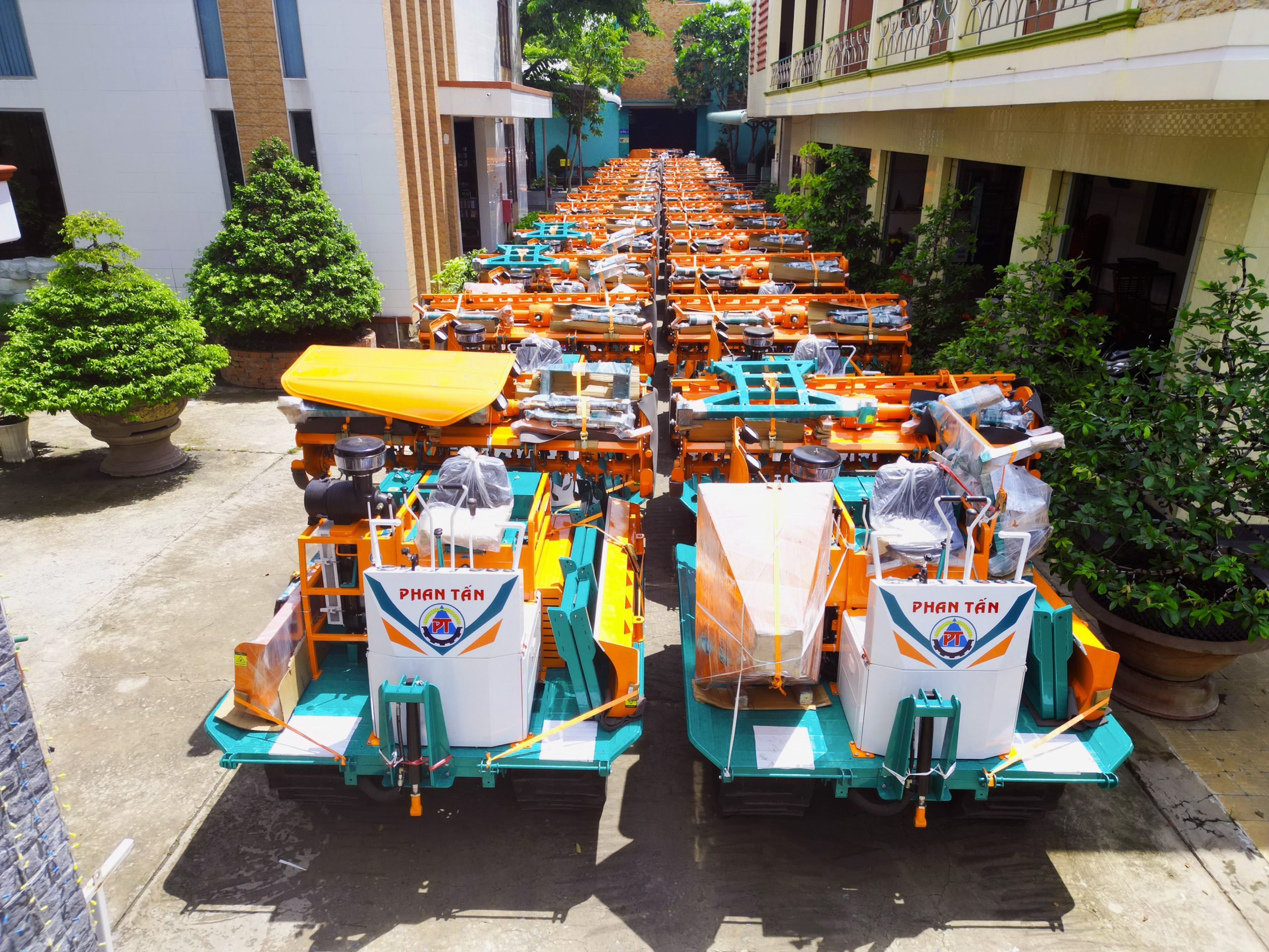 máy kéo bánh xích phan tấn được xuất khẩu sang philippines, campuchia và các nước đông nam á