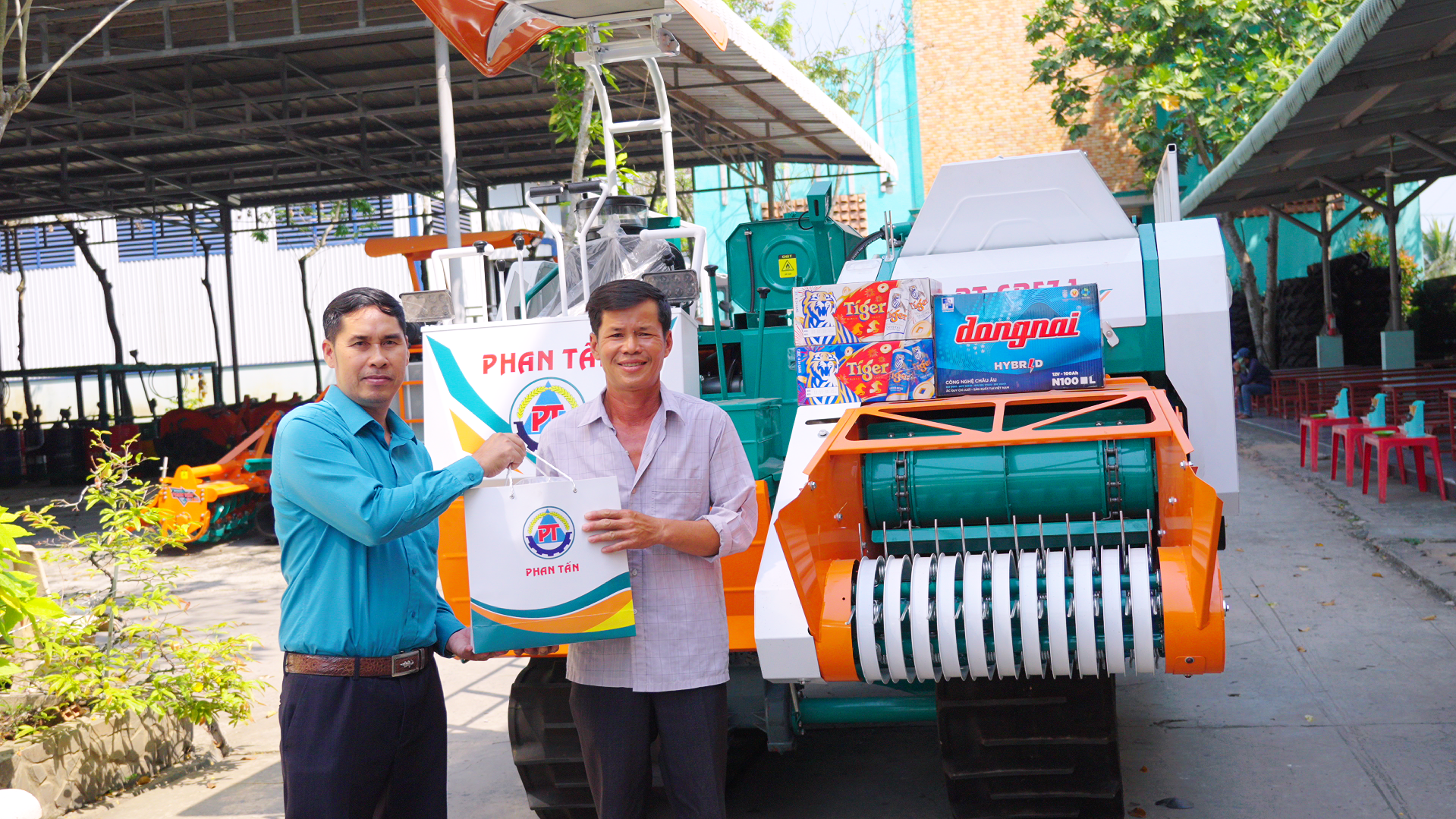 Khách hàng nhận máy cuốn rơm tại công ty Phan Tấn