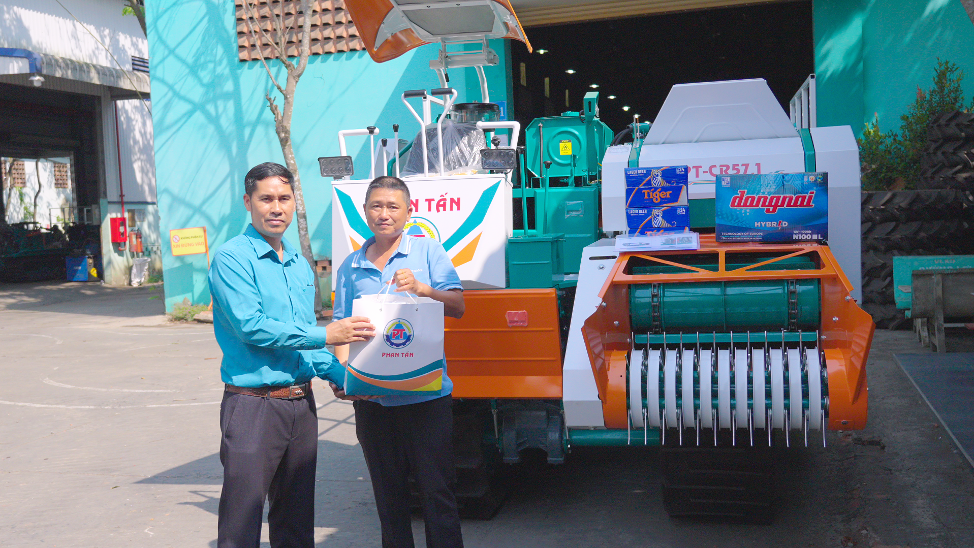 Bàn giao máy cuốn rợm Phan Tấn