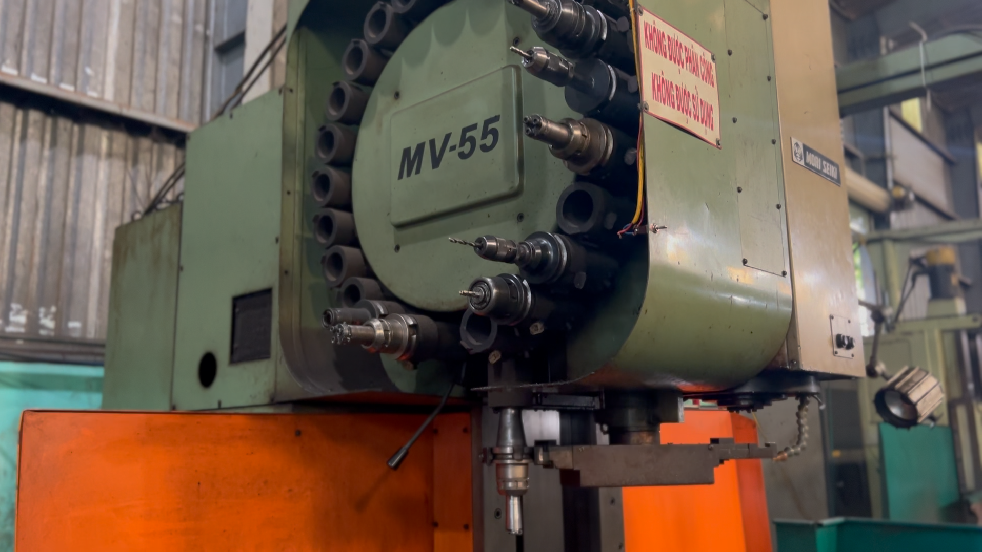 Sử dụng máy móc hiện đại vào khâu sản xuất của công ty phan tấn